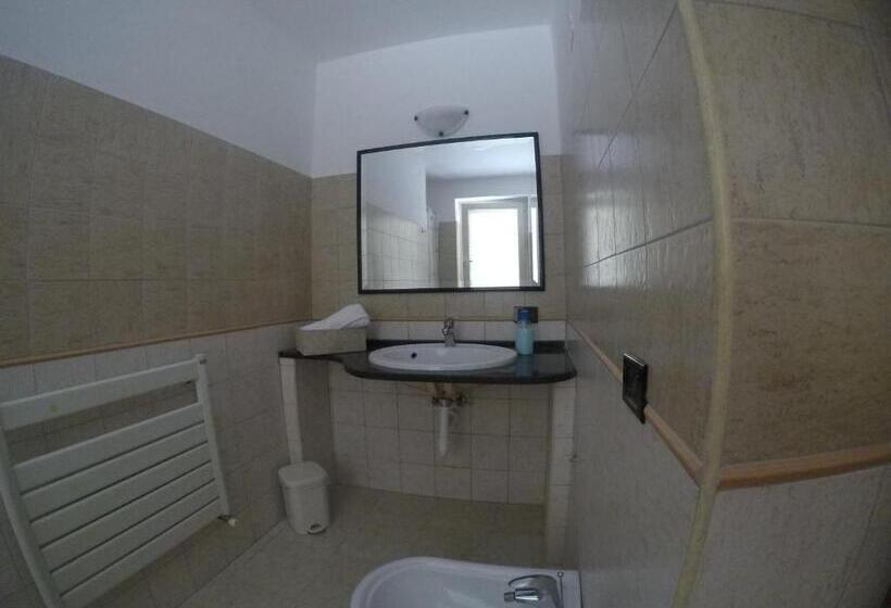 اتاق استاندارد سه نفره, B&b Bassu
