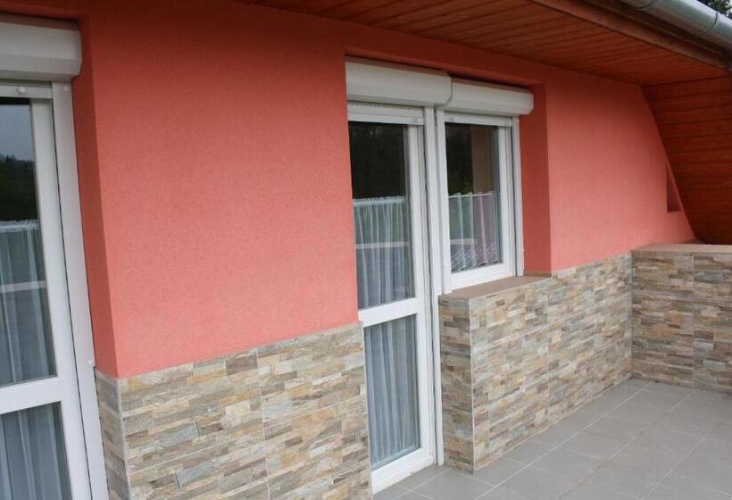 اتاق لوکس با بالکن, Kedvenc Vendégház