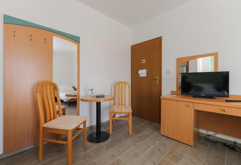 اتاق استاندارد سه تخته با بالکن, Downtown Private Rooms