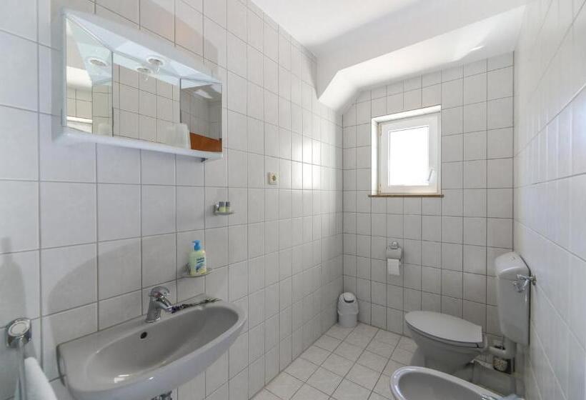 اتاق استاندارد سه تخته با بالکن, Downtown Private Rooms