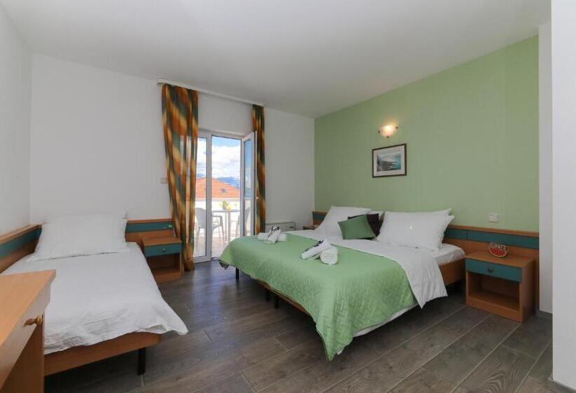 اتاق استاندارد سه تخته با بالکن, Downtown Private Rooms