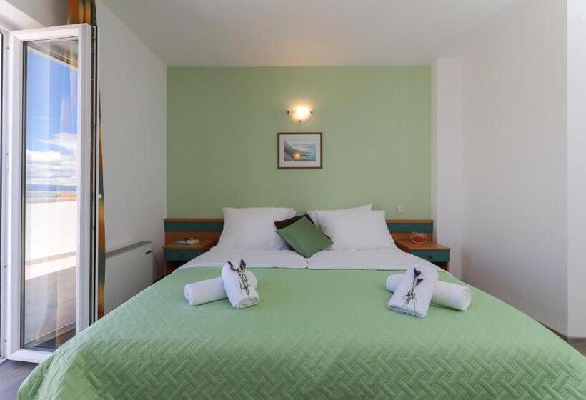 اتاق استاندارد سه تخته با بالکن, Downtown Private Rooms