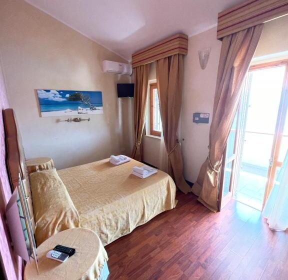 اتاق لوکس با بالکن و چشم‌انداز دریا, Villaggio Calispera