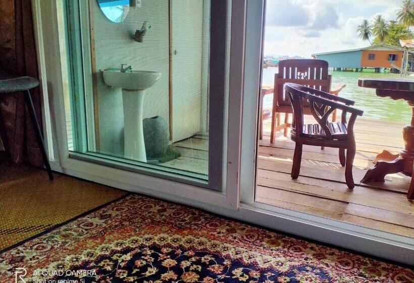اتاق استاندارد چهار تخته با چشم‌انداز دریا, Seaside Home