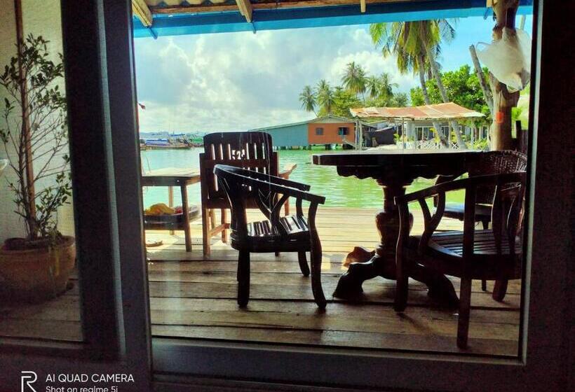 اتاق استاندارد چهار تخته با چشم‌انداز دریا, Seaside Home