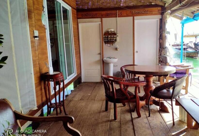 اتاق استاندارد چهار تخته با چشم‌انداز دریا, Seaside Home