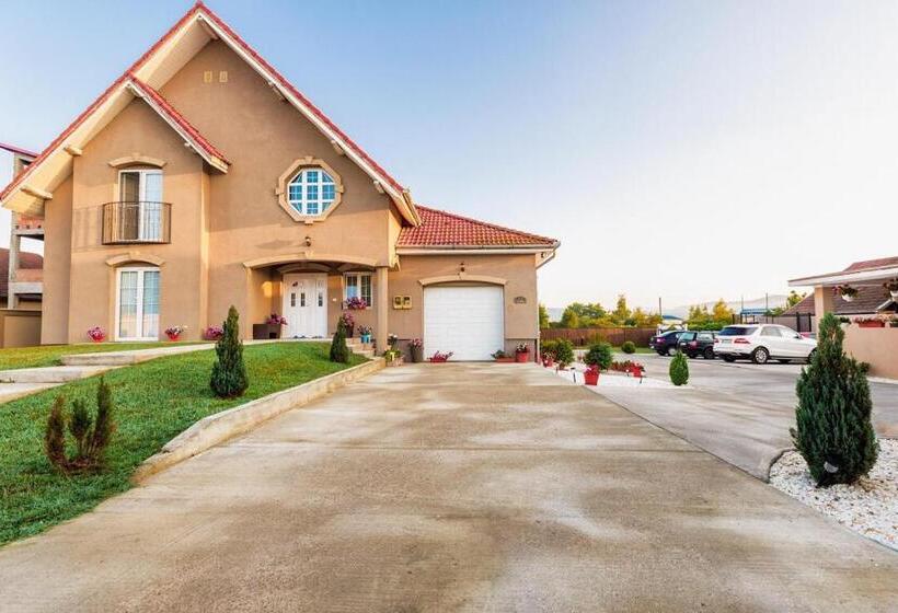 ویلای 1 خوابه, Casa Iulia