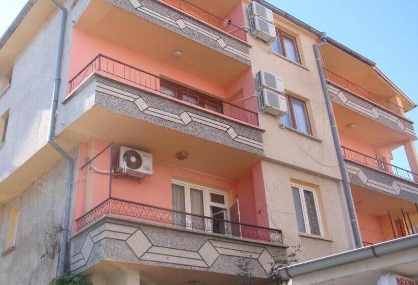 اتاق استاندارد سه نفره, Daniel Guest House