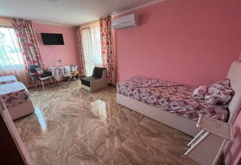 اتاق استاندارد سه نفره, Daniel Guest House