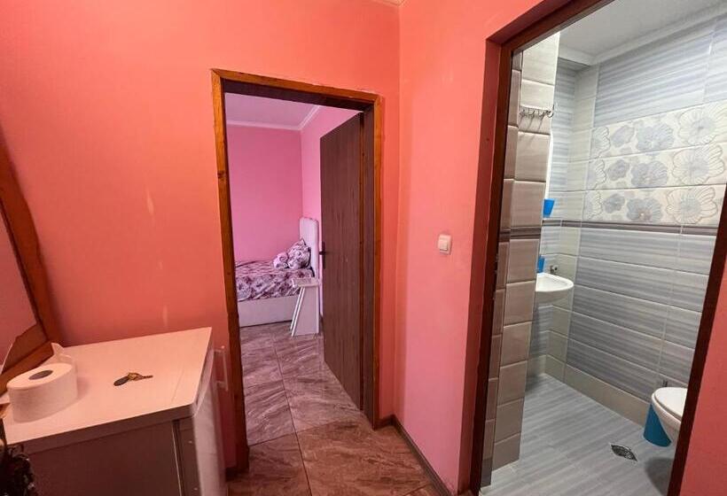 اتاق استاندارد سه نفره, Daniel Guest House