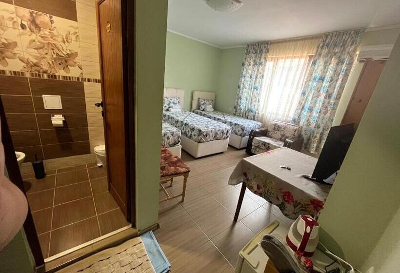 اتاق استاندارد سه نفره, Daniel Guest House