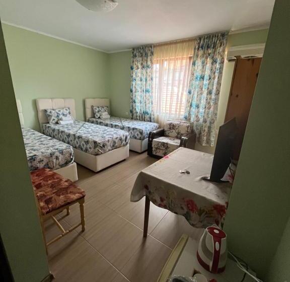 اتاق استاندارد سه نفره, Daniel Guest House