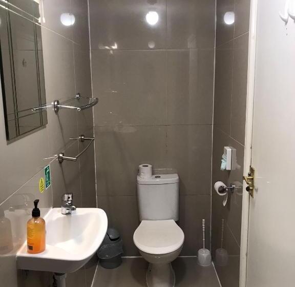 اتاق استاندارد چهار تخته, Victorin House   All Rooms Are En Suite