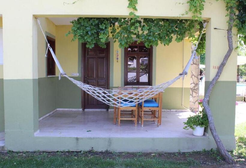 ویلای یک اتاق خوابه با استخر شنا, Summer Life Villa Apart