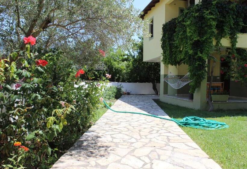 ویلای یک اتاق خوابه با استخر شنا, Summer Life Villa Apart
