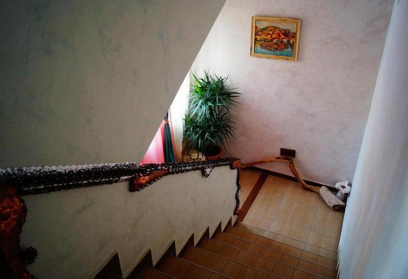 2 Bedroom Suite with Balcony, Guest House Dara