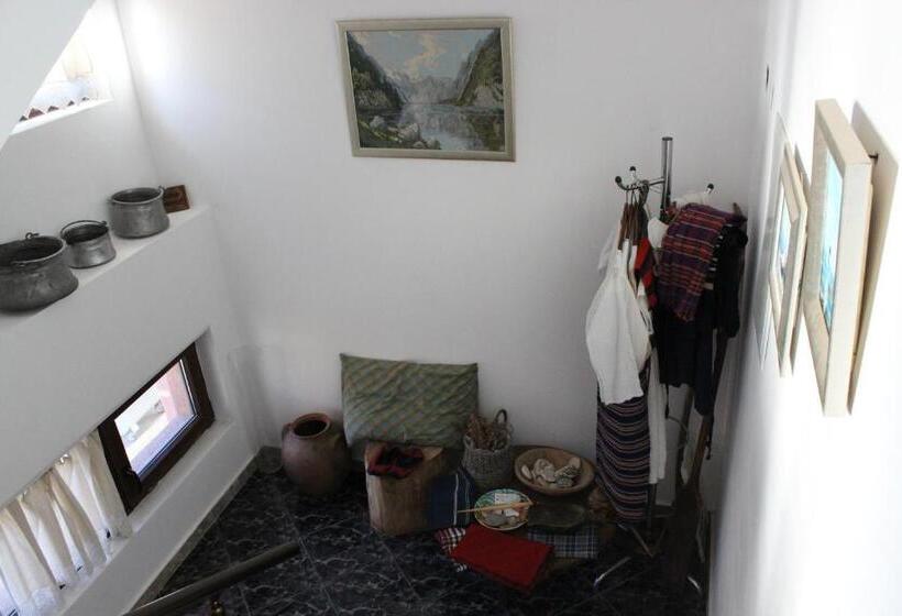 2 Bedroom Suite with Balcony, Guest House Dara
