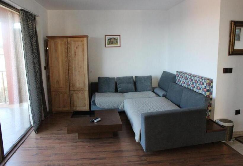 2 Bedroom Suite with Balcony, Guest House Dara