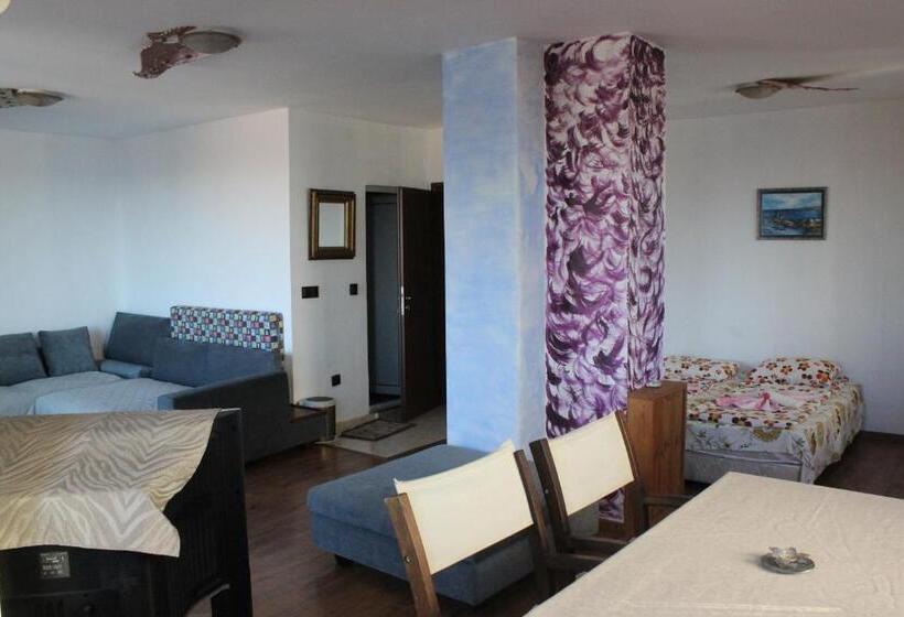 2 Bedroom Suite with Balcony, Guest House Dara