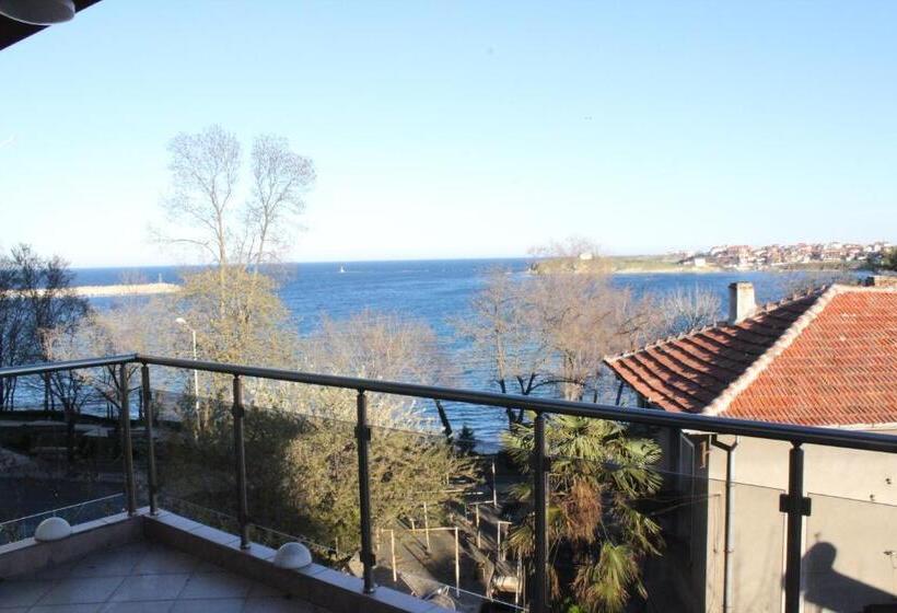 2 Bedroom Suite with Balcony, Guest House Dara