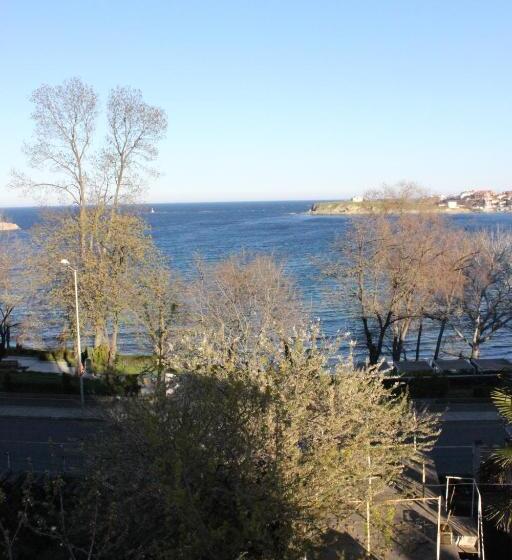 2 Bedroom Suite with Balcony, Guest House Dara