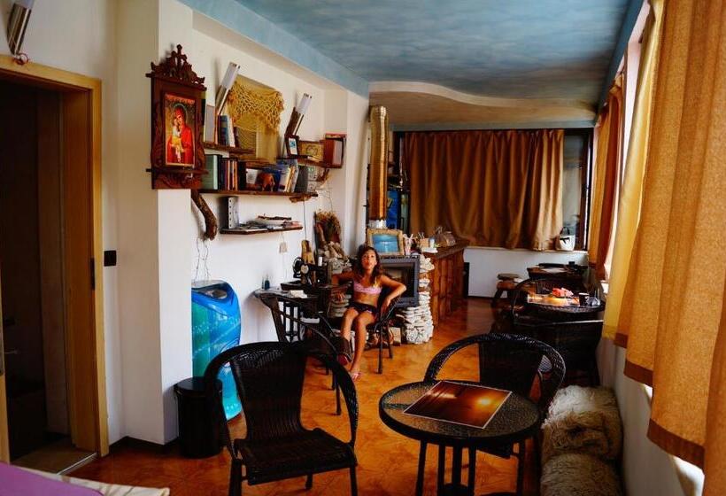 Comfort room with balcony, Guest House Dara