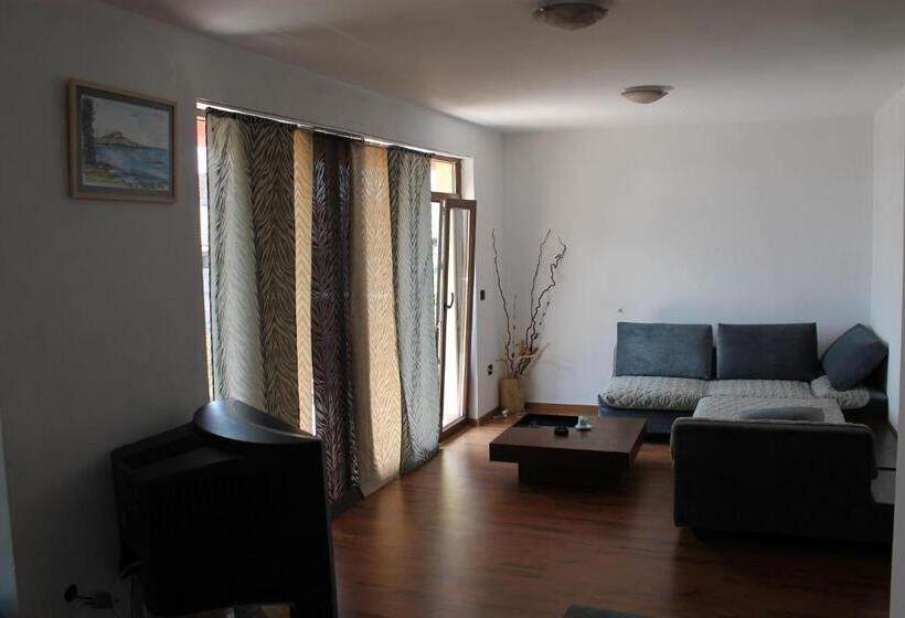 2 Bedroom Suite with Balcony, Guest House Dara