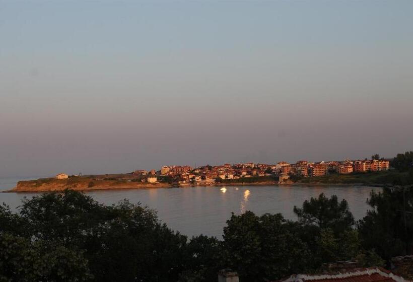 2 Bedroom Suite with Balcony, Guest House Dara