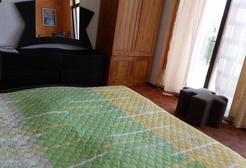 2 Bedroom Suite with Balcony, Guest House Dara