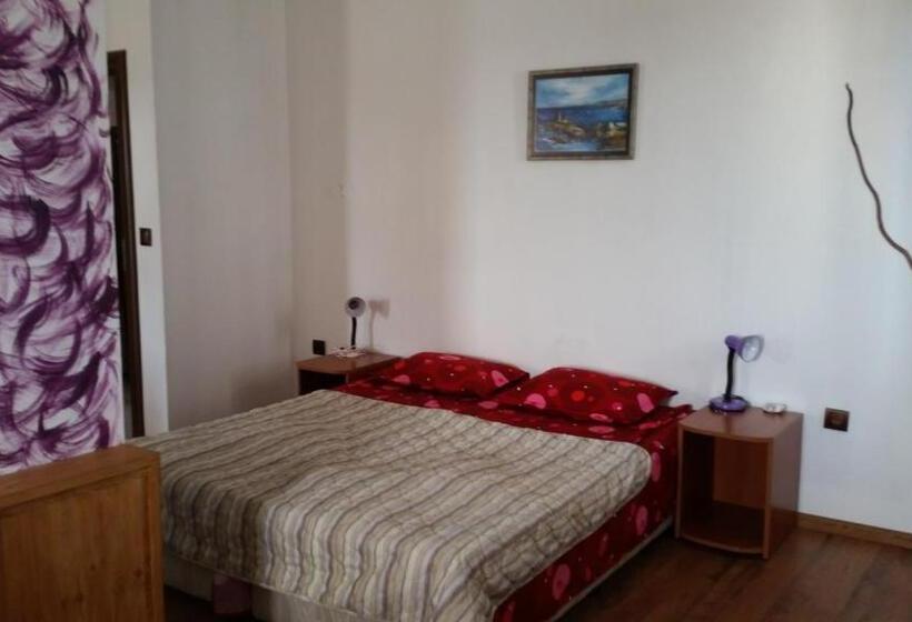 2 Bedroom Suite with Balcony, Guest House Dara