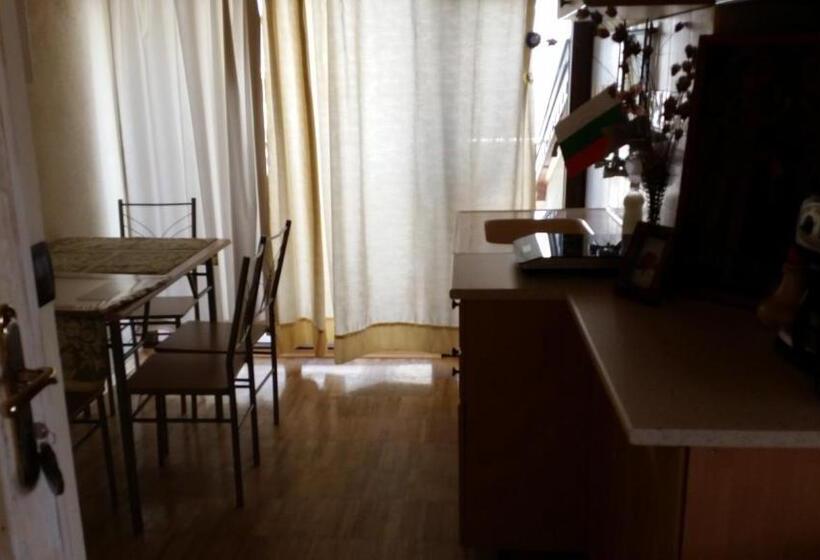 سوییت جونیور با بالکن, Guest House Dara