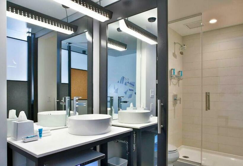 اتاق استاندارد با تخت بزرگ, Aloft Wilmington At Coastline Center