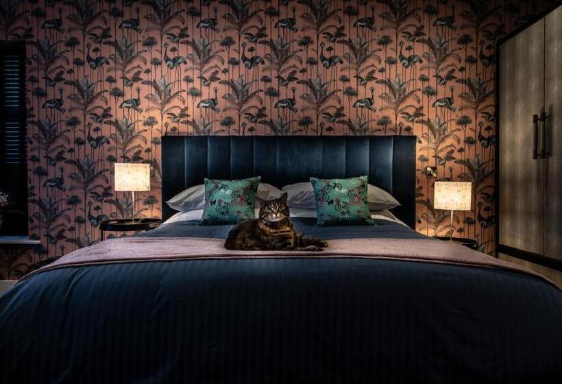 اتاق لوکس با تخت بزرگ, Broomhill Estate Boutique Art