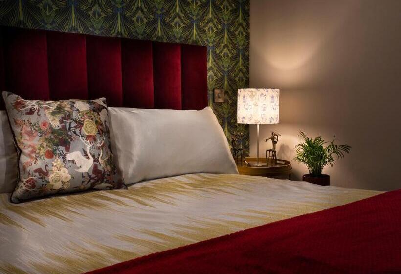 اتاق لوکس با تخت بزرگ, Broomhill Estate Boutique Art