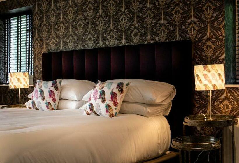 اتاق لوکس با تخت بزرگ, Broomhill Estate Boutique Art