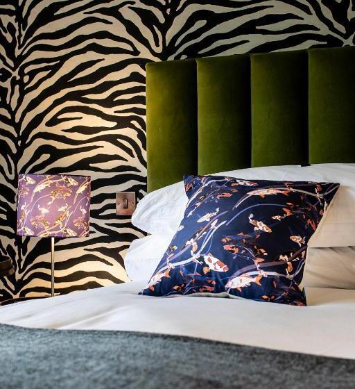 اتاق لوکس با تخت بزرگ, Broomhill Estate Boutique Art