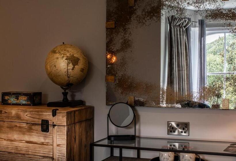 اتاق لوکس با تخت بزرگ, Broomhill Estate Boutique Art