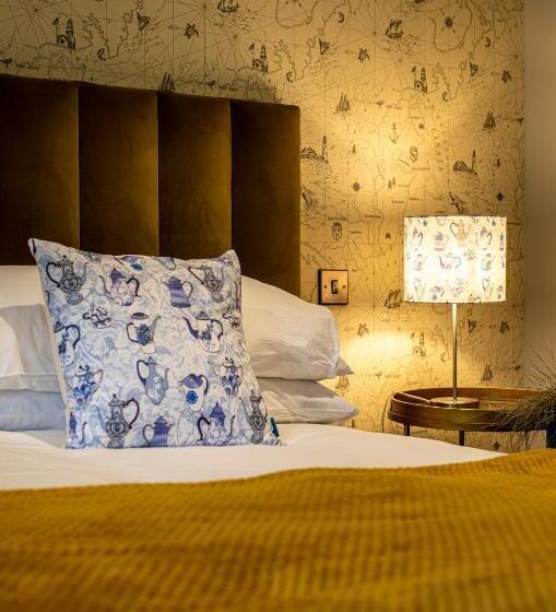 اتاق لوکس با تخت بزرگ, Broomhill Estate Boutique Art