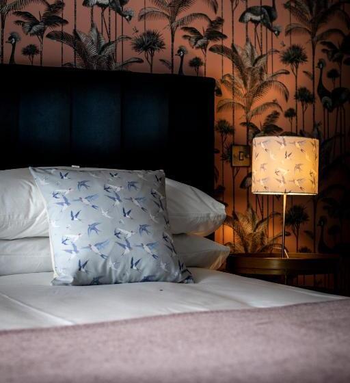 اتاق لوکس با تخت بزرگ, Broomhill Estate Boutique Art