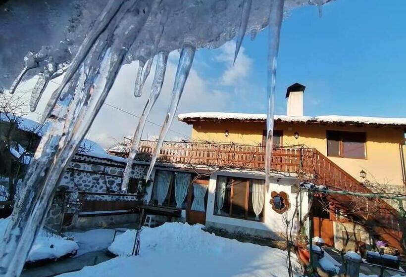 خانه 2 خوابه, къща за гости градината