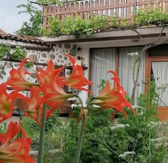خانه 2 خوابه, къща за гости градината