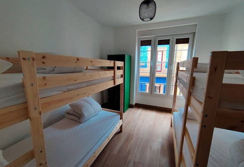 تختخواب در اتاق مشترک, Green Hostel