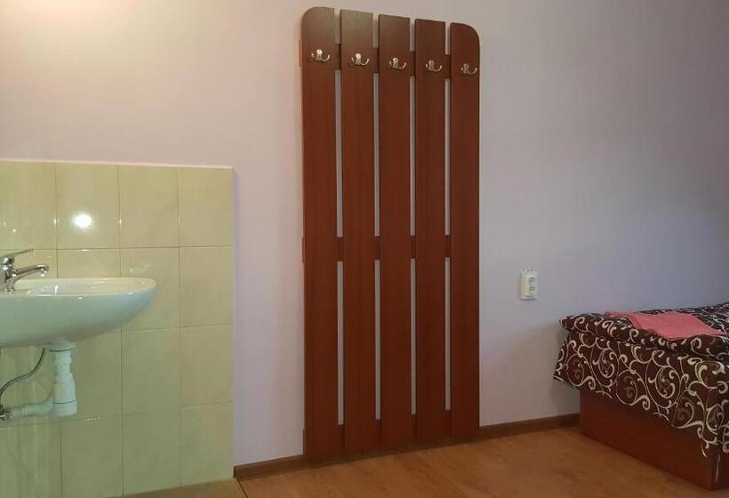 Economy Triple Room, база відпочинку тростян