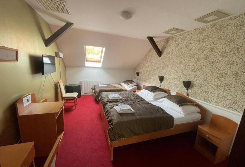 Economy Triple Room, Minaret&étterem