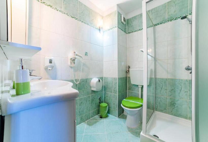 اتاق لوکس با بالکن, Pensiunea Constanta