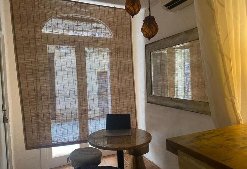 استودیوی لوکس, Sitgesnextdoor