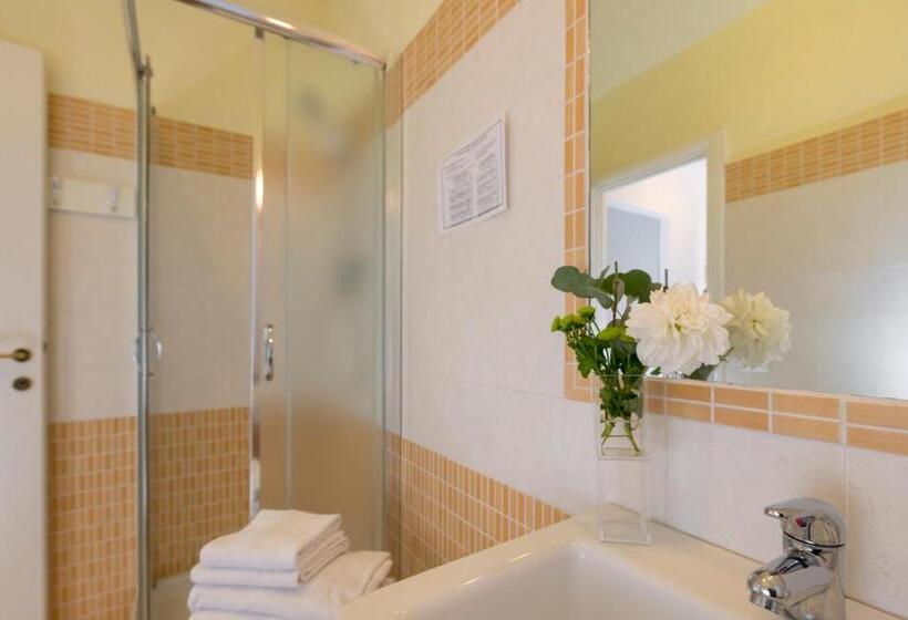 اتاق استاندارد سه نفره, Aurelia Home Guest House