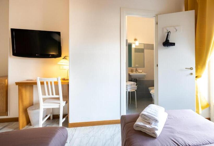 اتاق استاندارد سه نفره, Aurelia Home Guest House