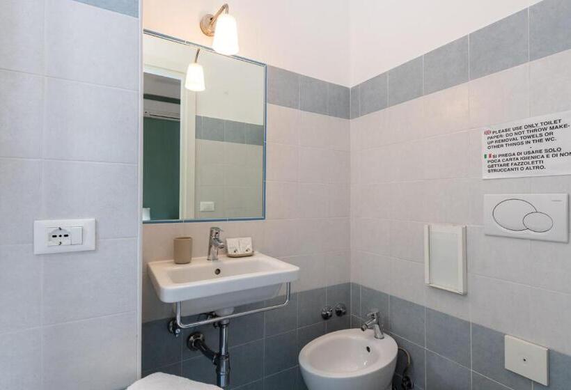 اتاق استاندارد سه نفره, Aurelia Home Guest House
