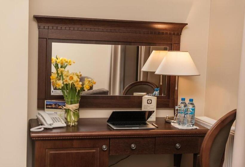 اتاق راحتی, Forrest Hotel & Restaurant